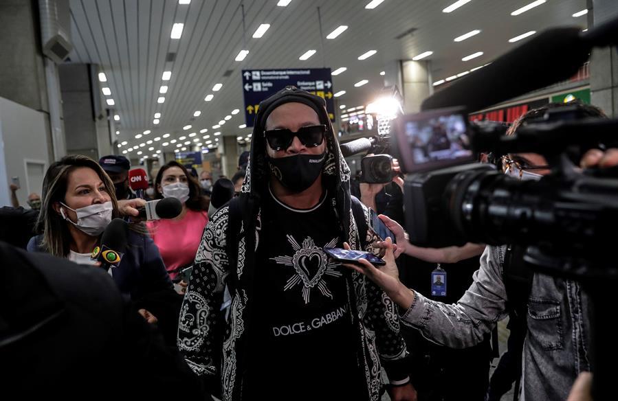 Ronaldinho llega a Río de Janeiro tras pasar seis meses detenido en Asunción