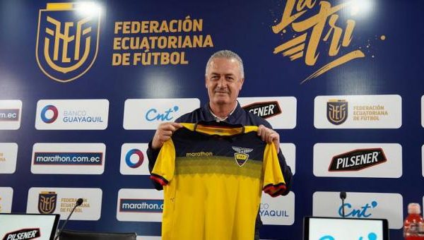 ¿El DT Gustavo Alfaro debe convocar jugadores nacionalizados a la Tricolor? .