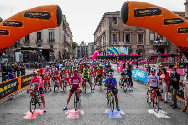 Jonathan Caicedo pierde la ‘maglia azzurra’ en favor de Filippo Ganna en la etapa 5 del Giro de Italia